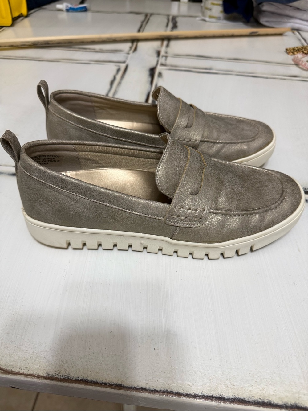 Tommy‎ Bahama Venus Metallic Gold Taupe Penny Loafers Women’s 9M Comfort Shoes